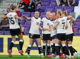 2015年：日职棒福冈软银鹰队击败养乐多燕子，蝉联日本一冠军。